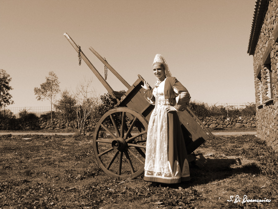 ragazza in costume sardo