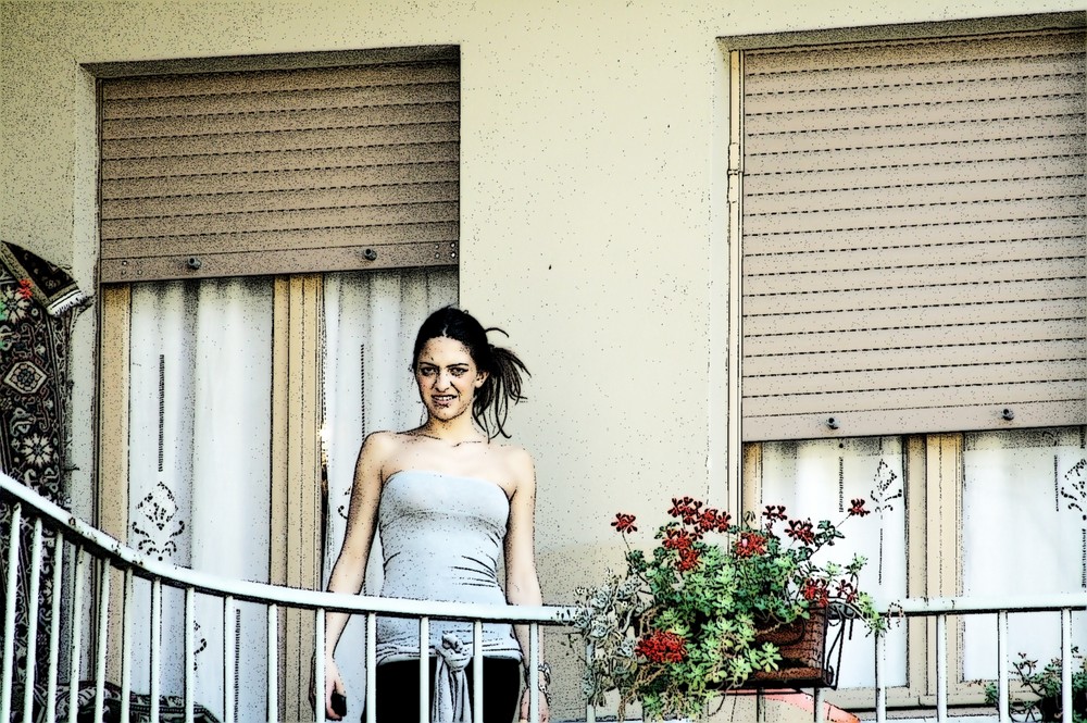 ragazza sul balcone