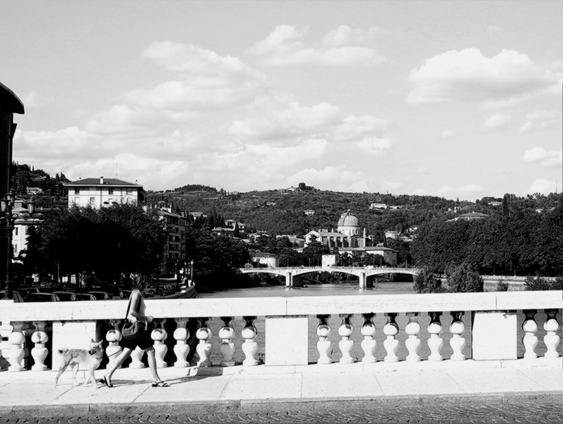 ragazza sul ponte