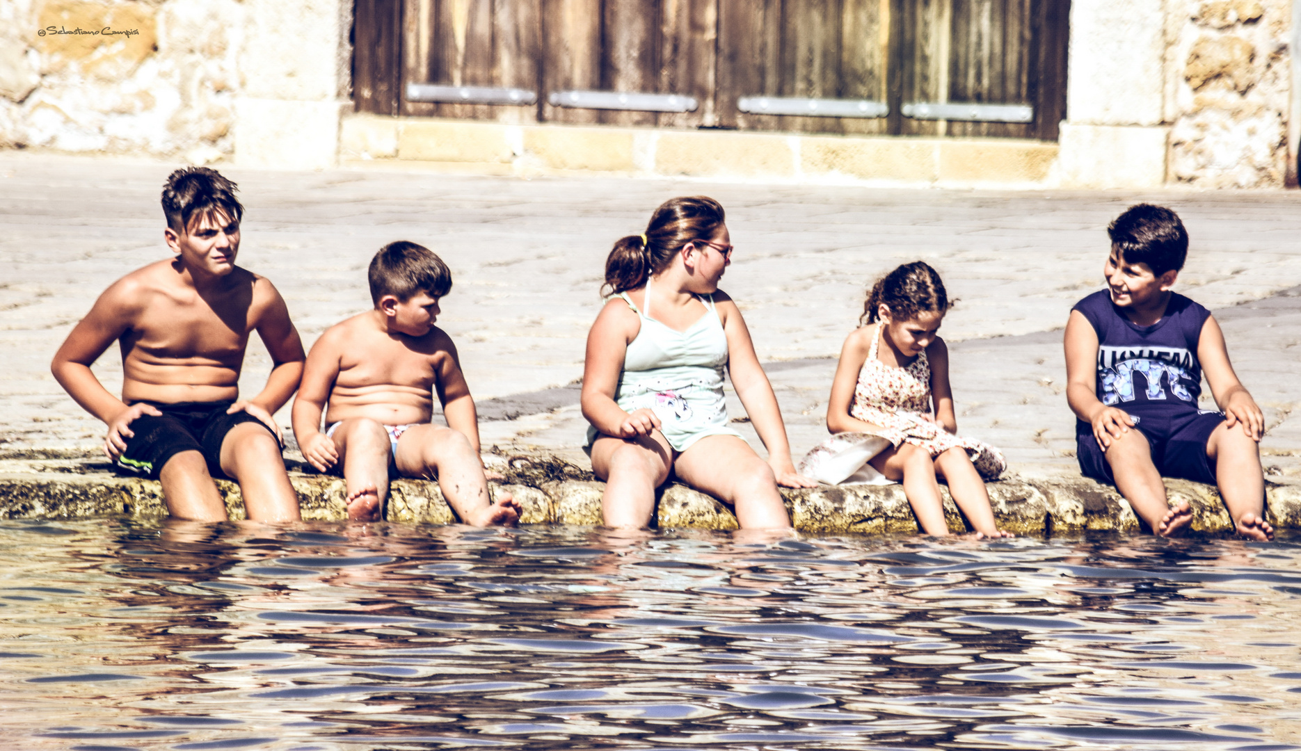 Ragazzi con i piedi in acqua