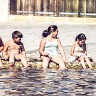 Ragazzi con i piedi in acqua