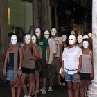 ragazzi in maschera