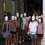 ragazzi in maschera