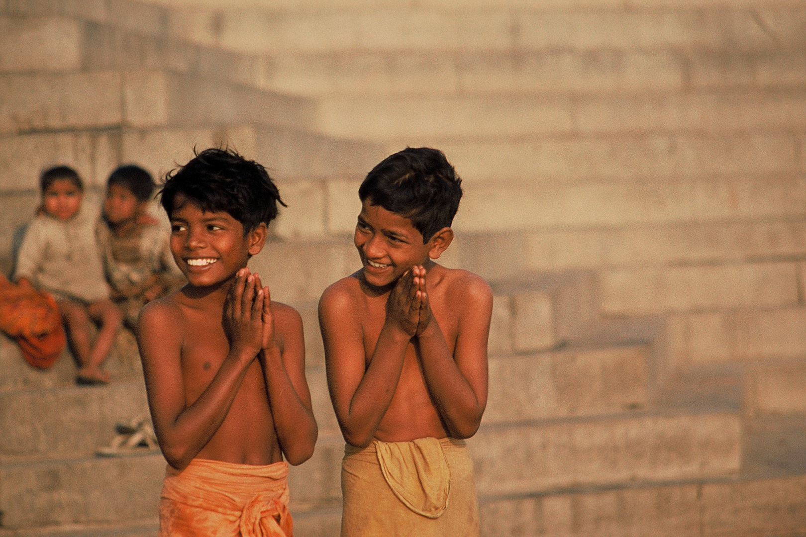 Ragazzi sui Ghat a Varanasi