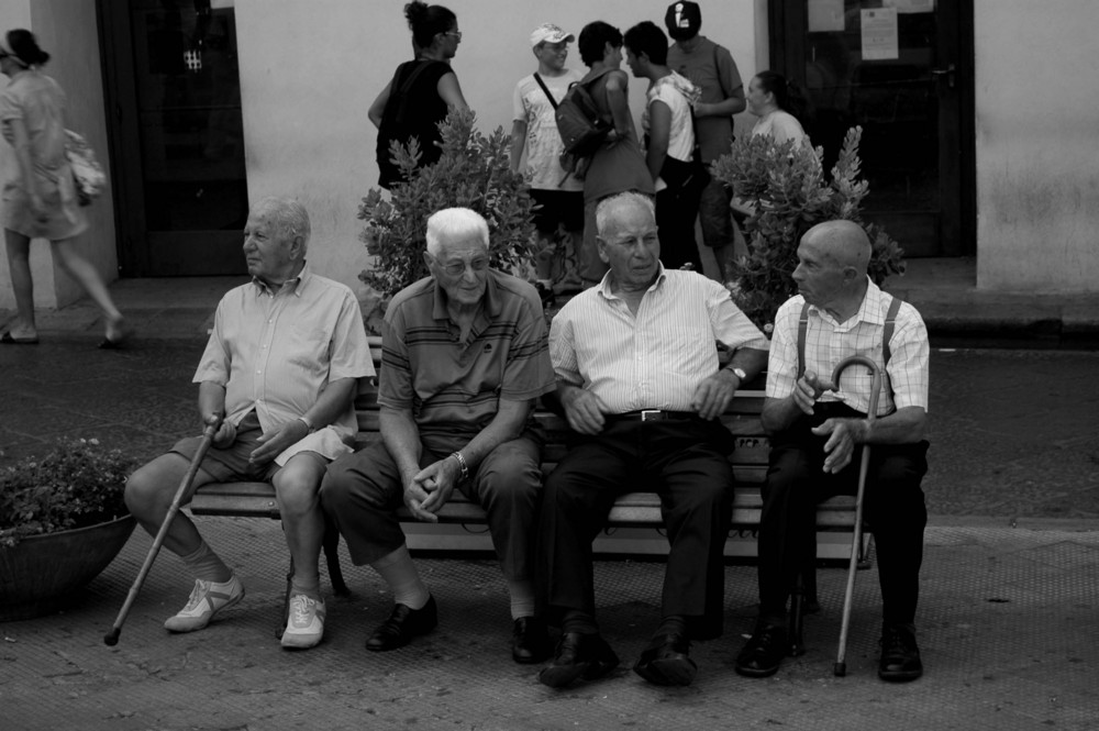 ragazzi-sulla-panchina-5b173463-e844-41f4-bc1c-b6d8a731f24d.jpg