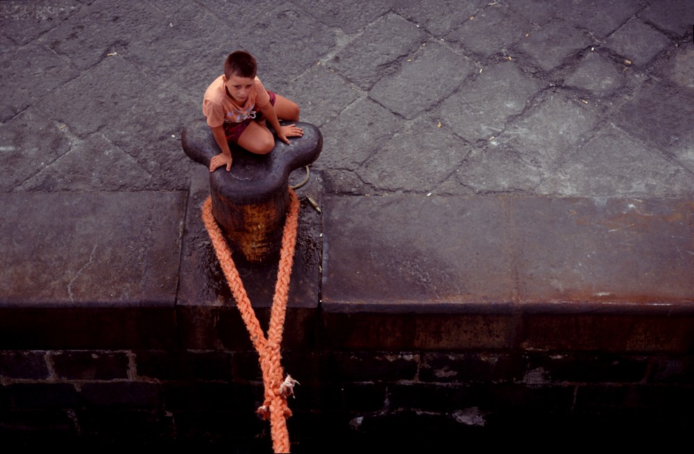 Ragazzo al porto di Napoli