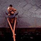 Ragazzo al porto di Napoli