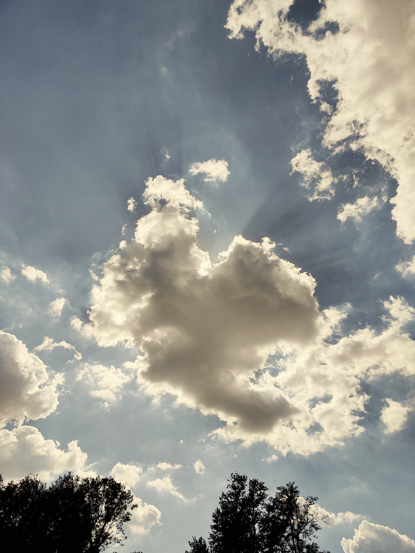 Raggi di sole dietro la nuvola