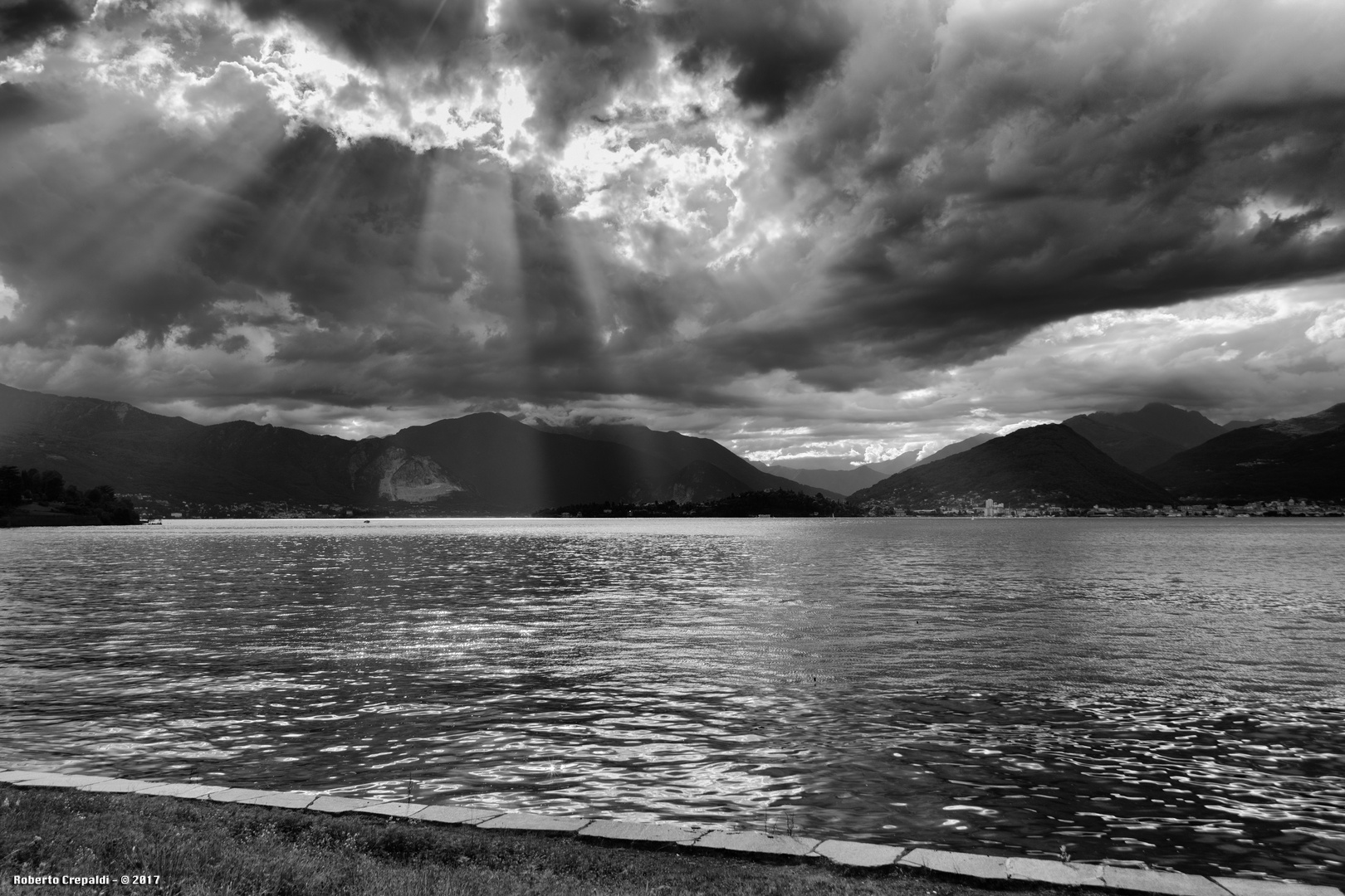 Raggi di sole sul lago Maggiore