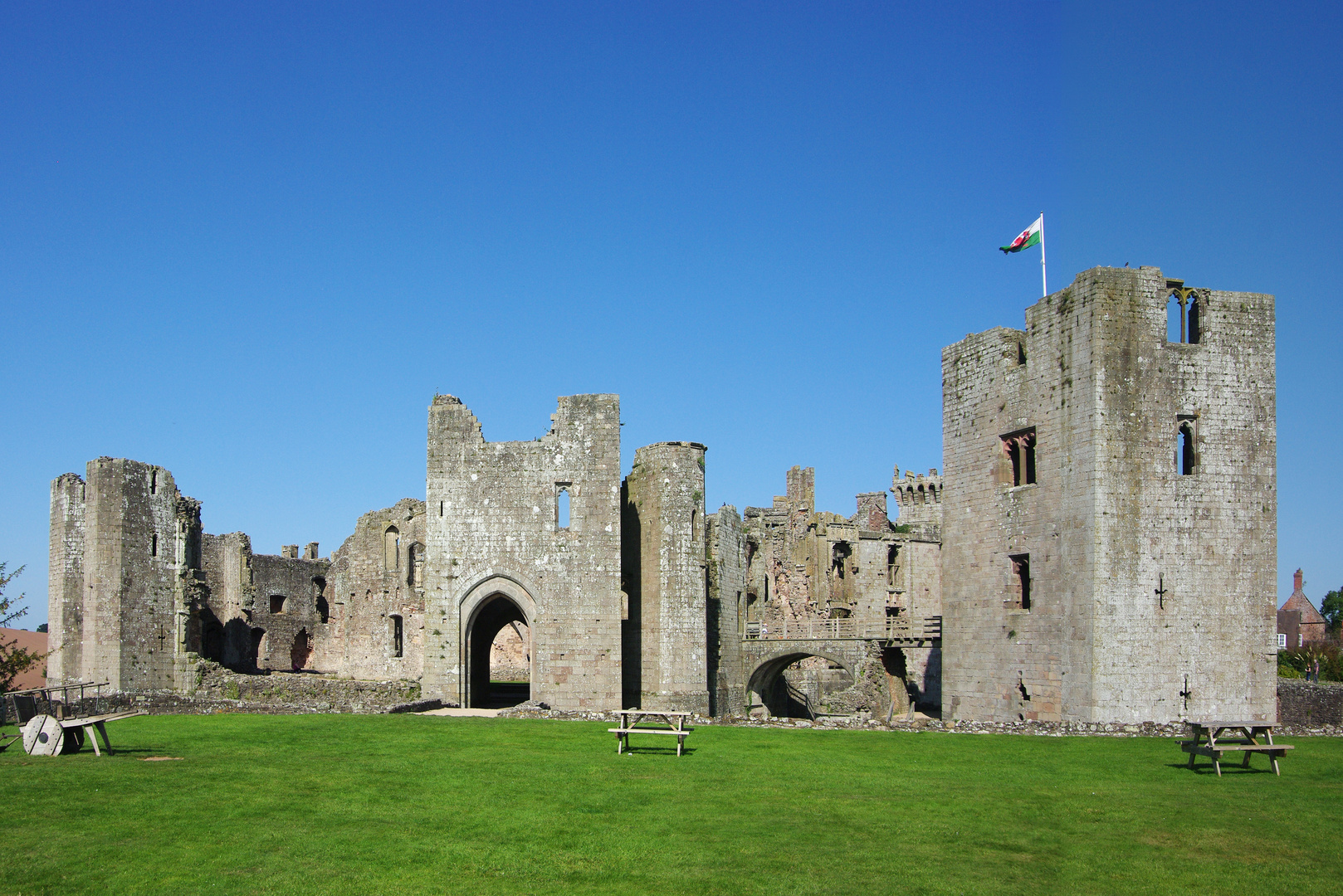 Raglan Castle / Castell Rhaglan