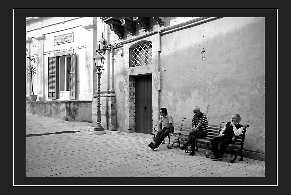 Ragusa Ibla SC "Drei auf einer Bank"