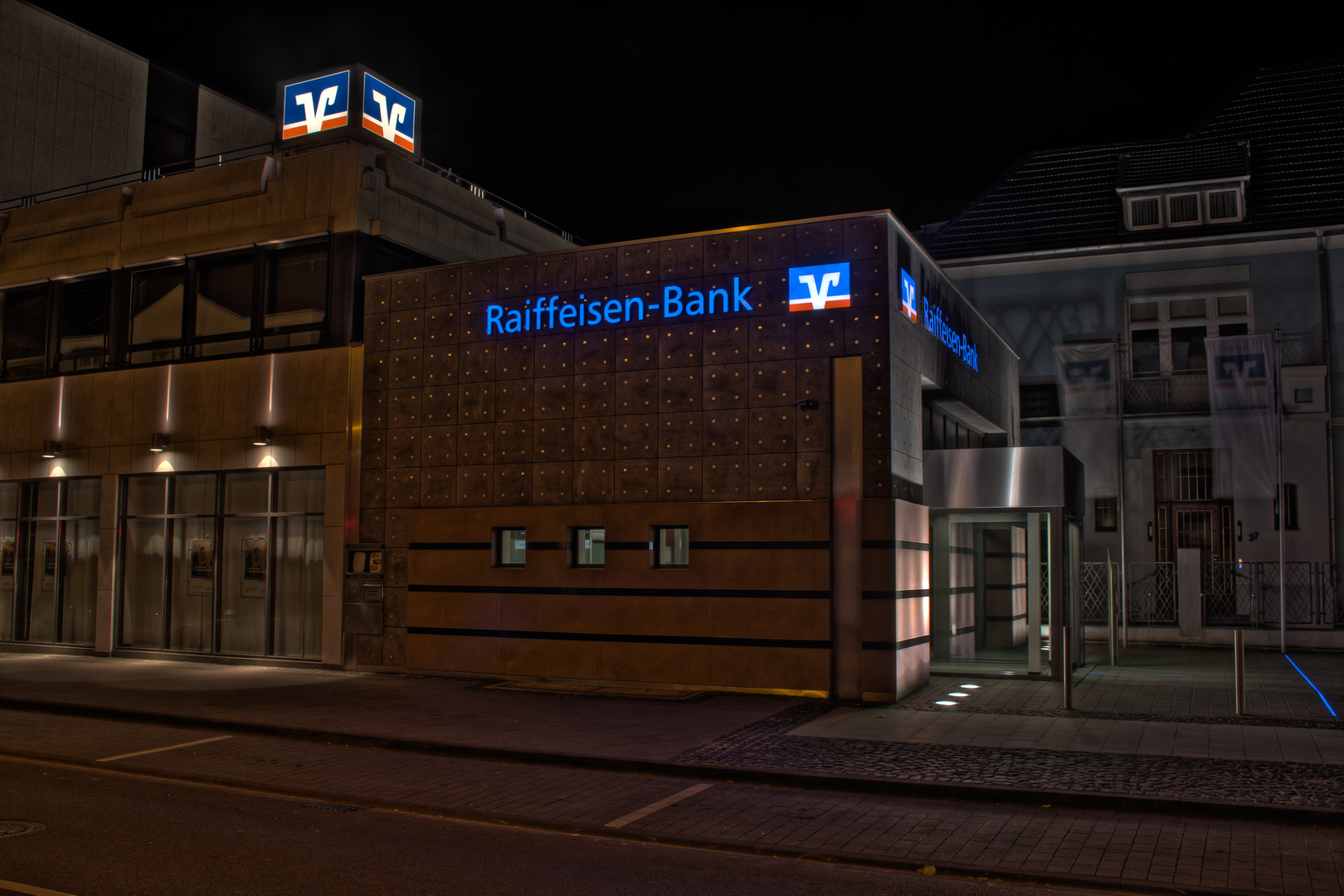 Raifeisenbank Eschweiler bei Nacht