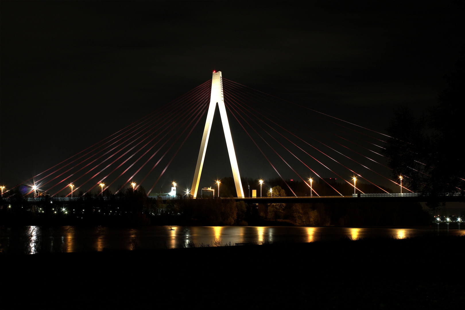 Raiffeisenbrücke Neuwied bei Nacht