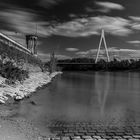 Raiffeisenbrücke Neuwied mit Deichmauer