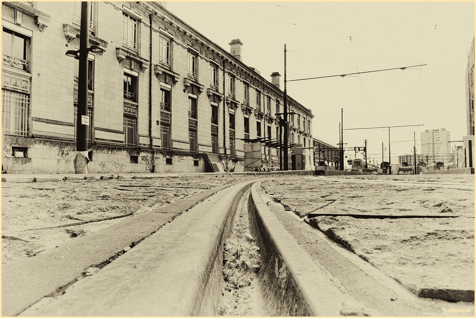 Rail du tram devant la gare de Tours