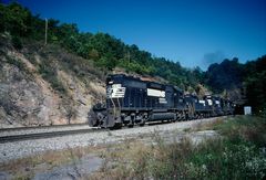 Railfan Hot Spot: NS #6078 leading a Freight Train, Montgomery Tunnel, Virginia, USA