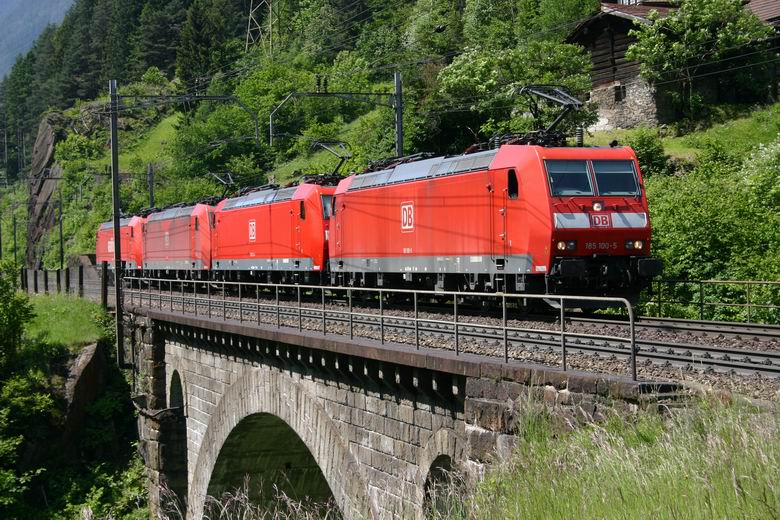 Railion BR 185-Vierfachtraktion am Gotthard