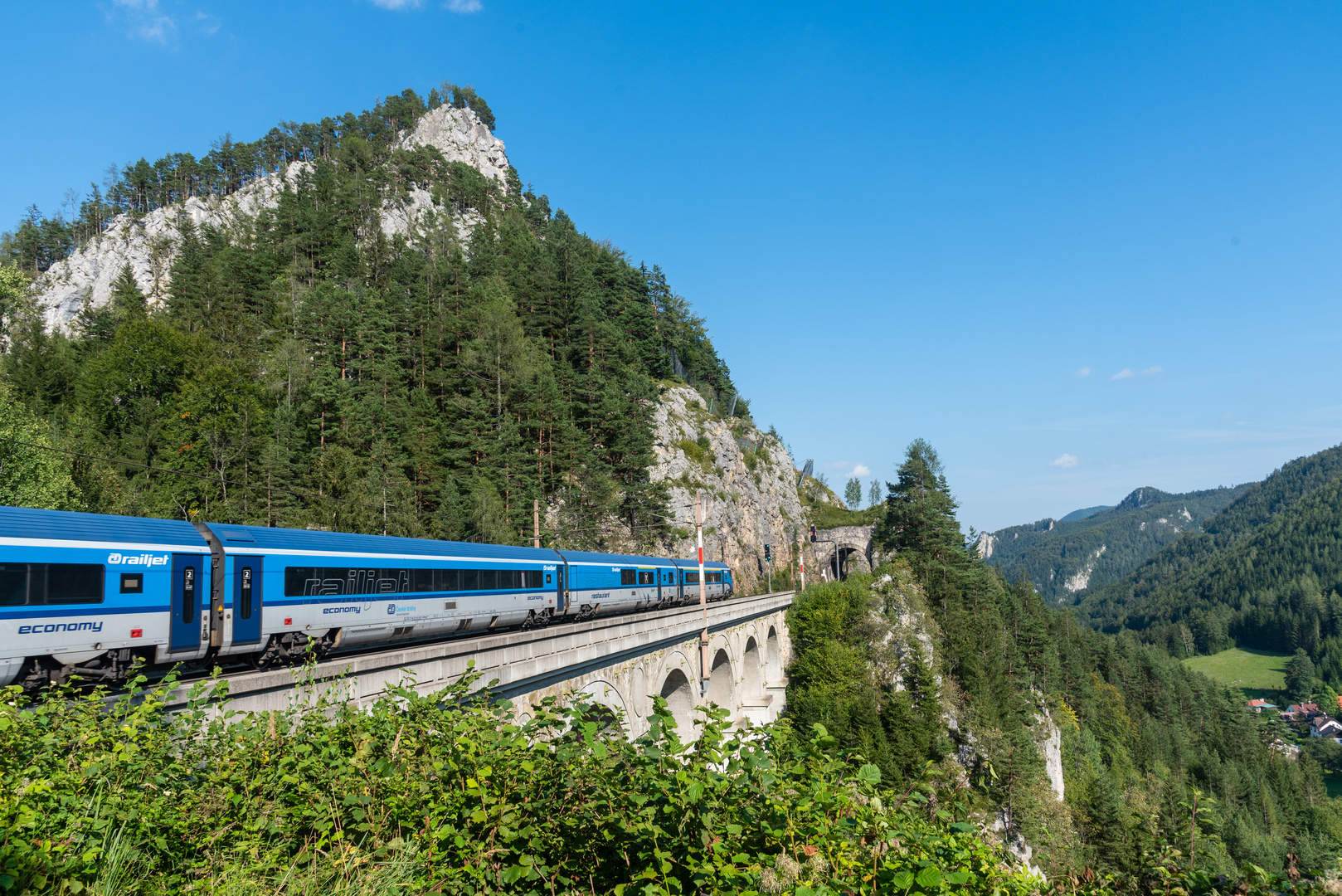 Railjet auf der Semmeringbahn