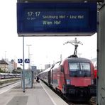 Railjet auf Gleis 8