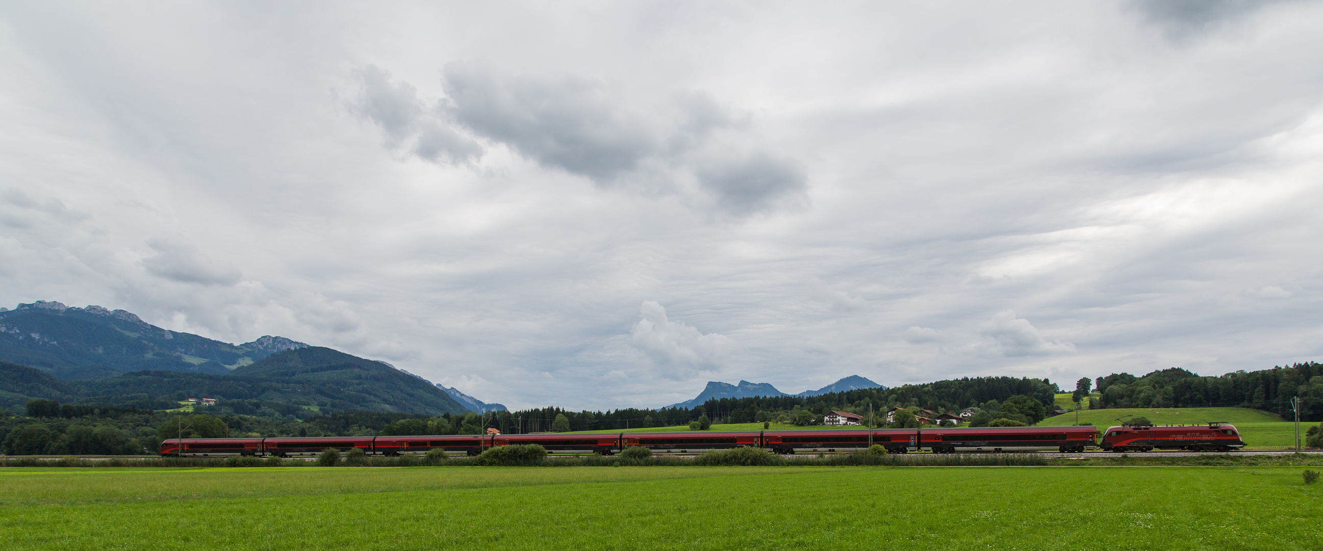 Railjet unter Wolken