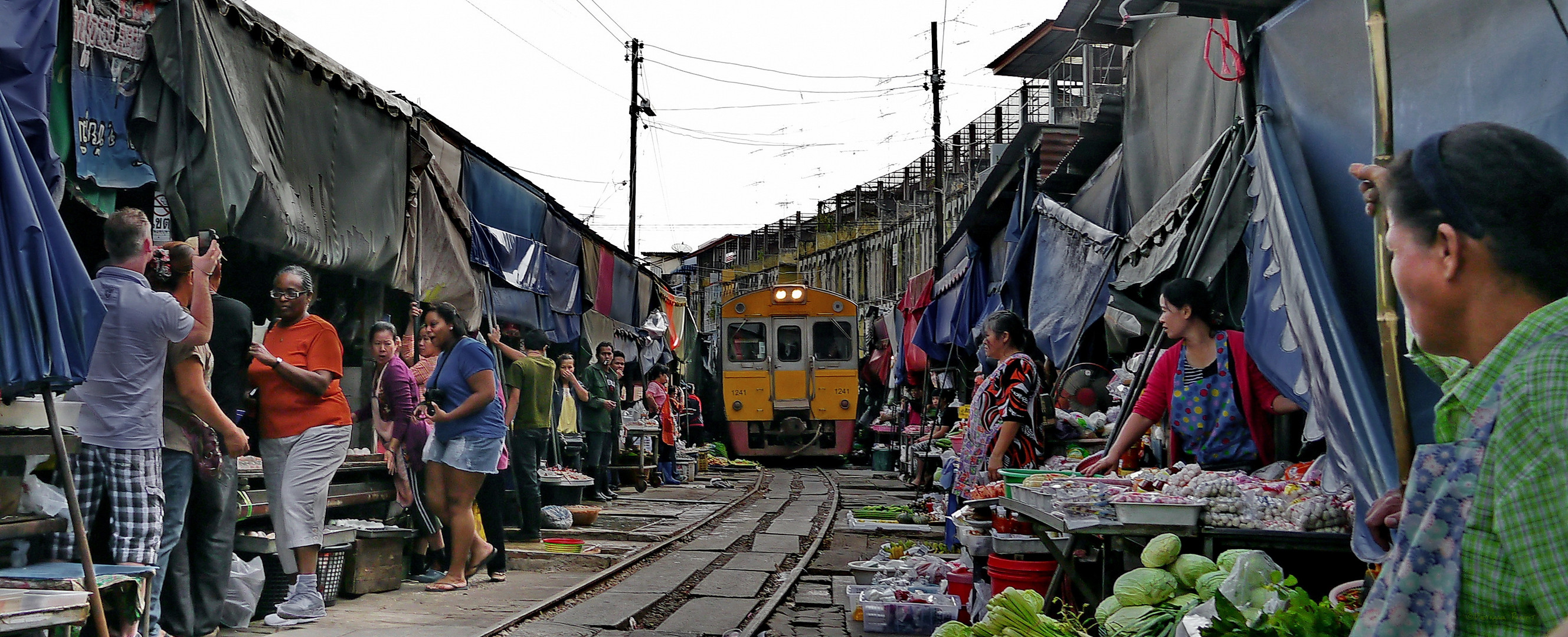 railway market maeklong.....