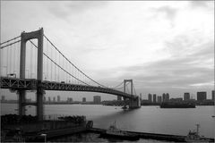 Rainbow Bridge in Grau