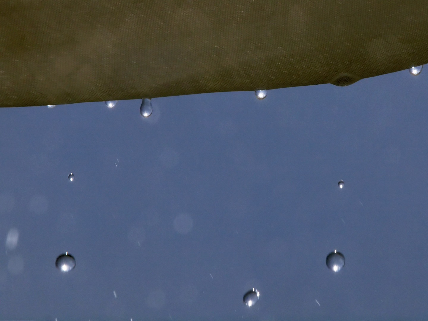 Raindropps falling