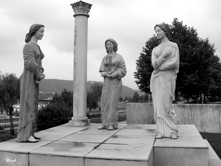 Rainha Santa Isabel-Statues