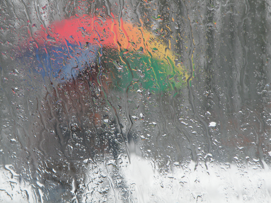 Rainman Jörg mit dem Regenbogenschirm