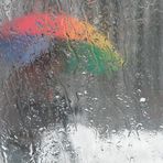 Rainman Jörg mit dem Regenbogenschirm