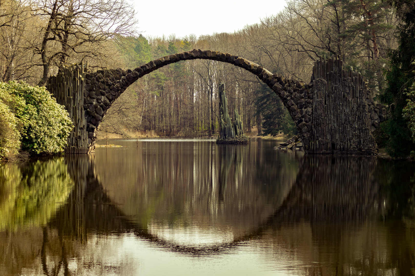 Rakotzbrücke im Frühjahr 