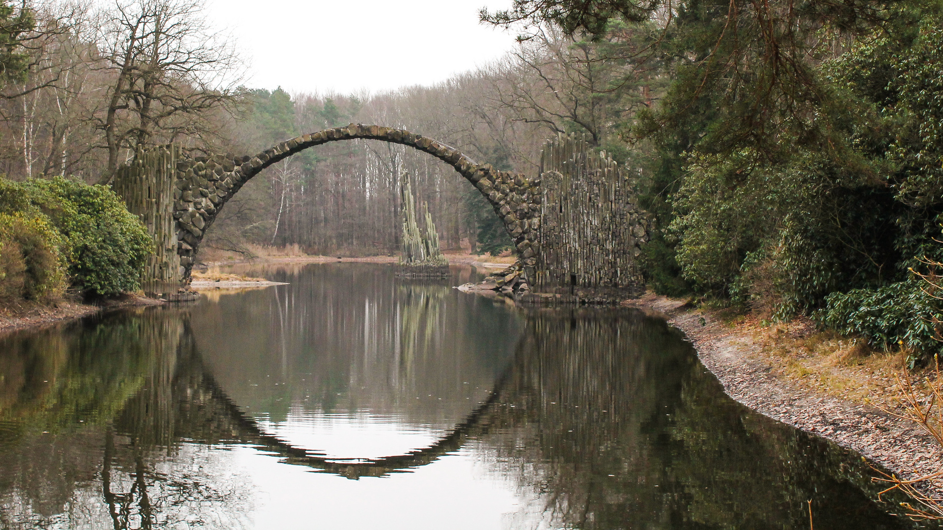 Rakotzbrücke im Kromlauer Park Frontansicht