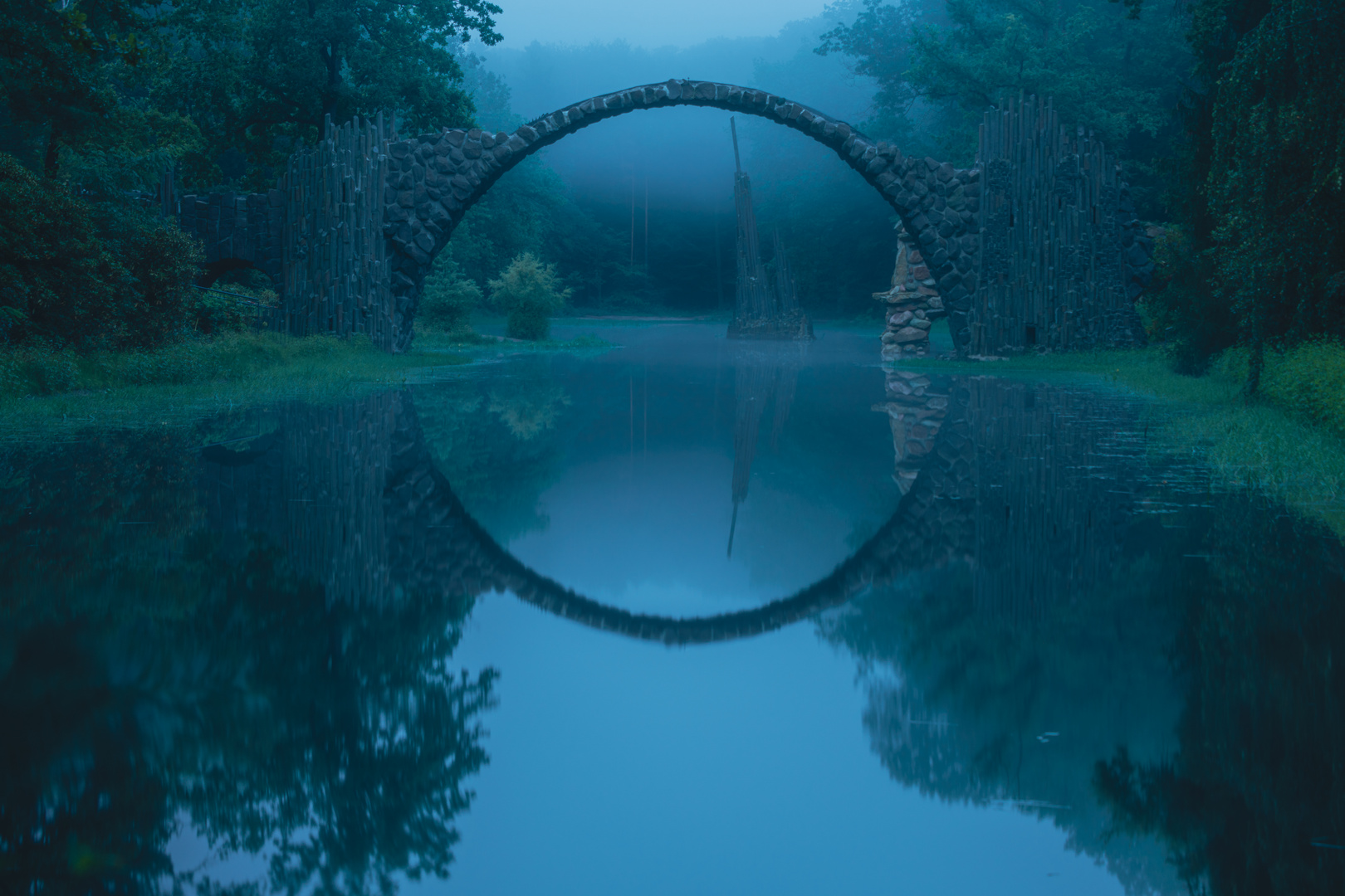 Rakotzbrücke im Morgennebel