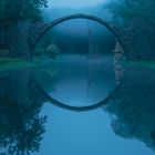 Rakotzbrücke im Morgennebel