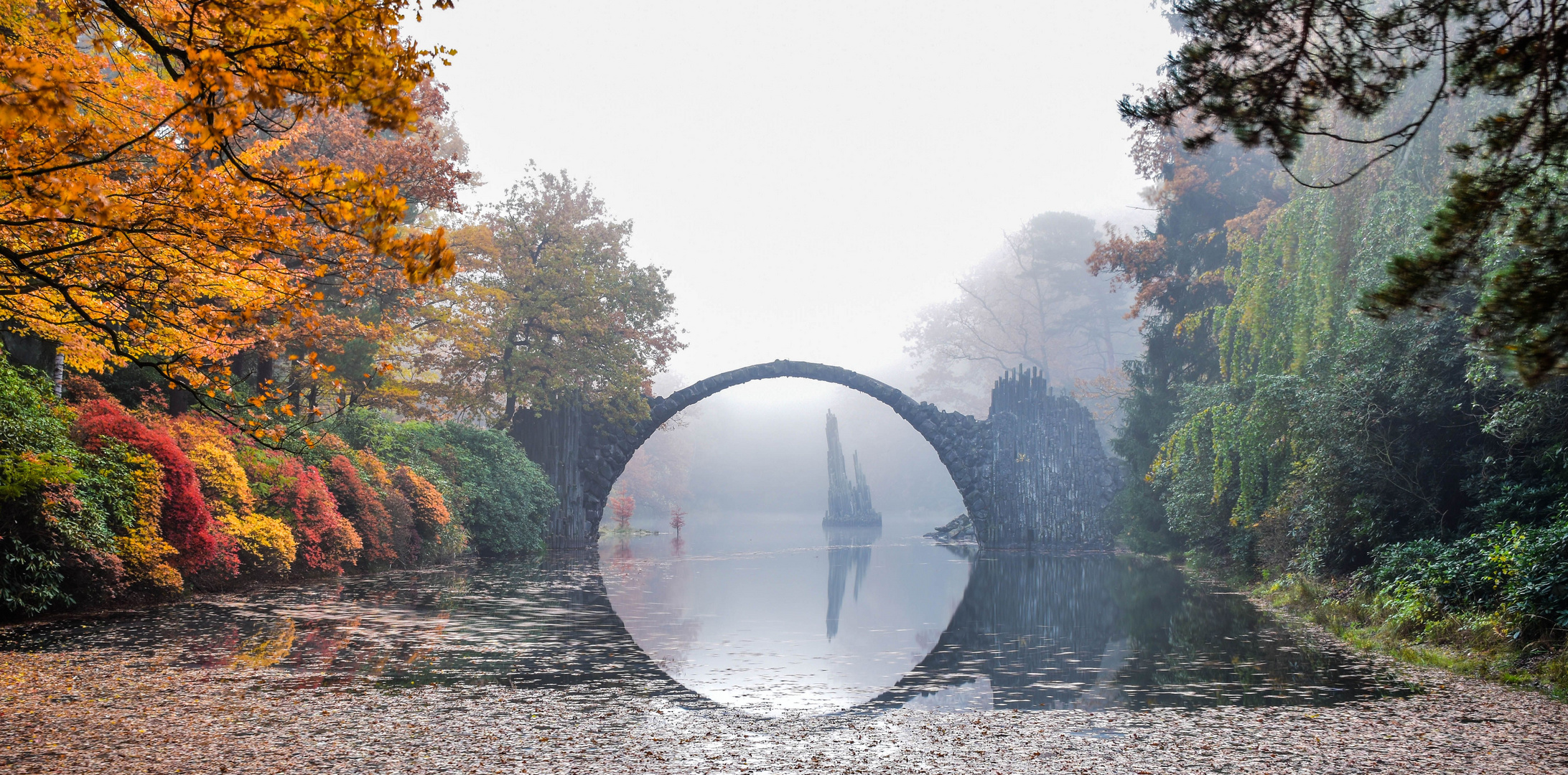 Rakotzbrücke im Nebel