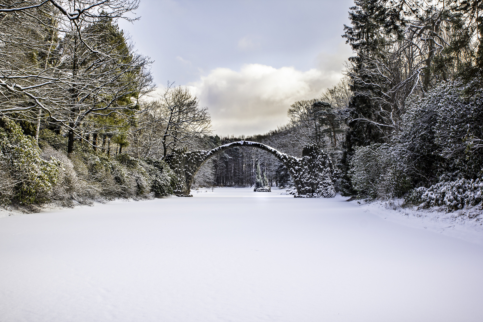 Rakotzbrücke im Schnee