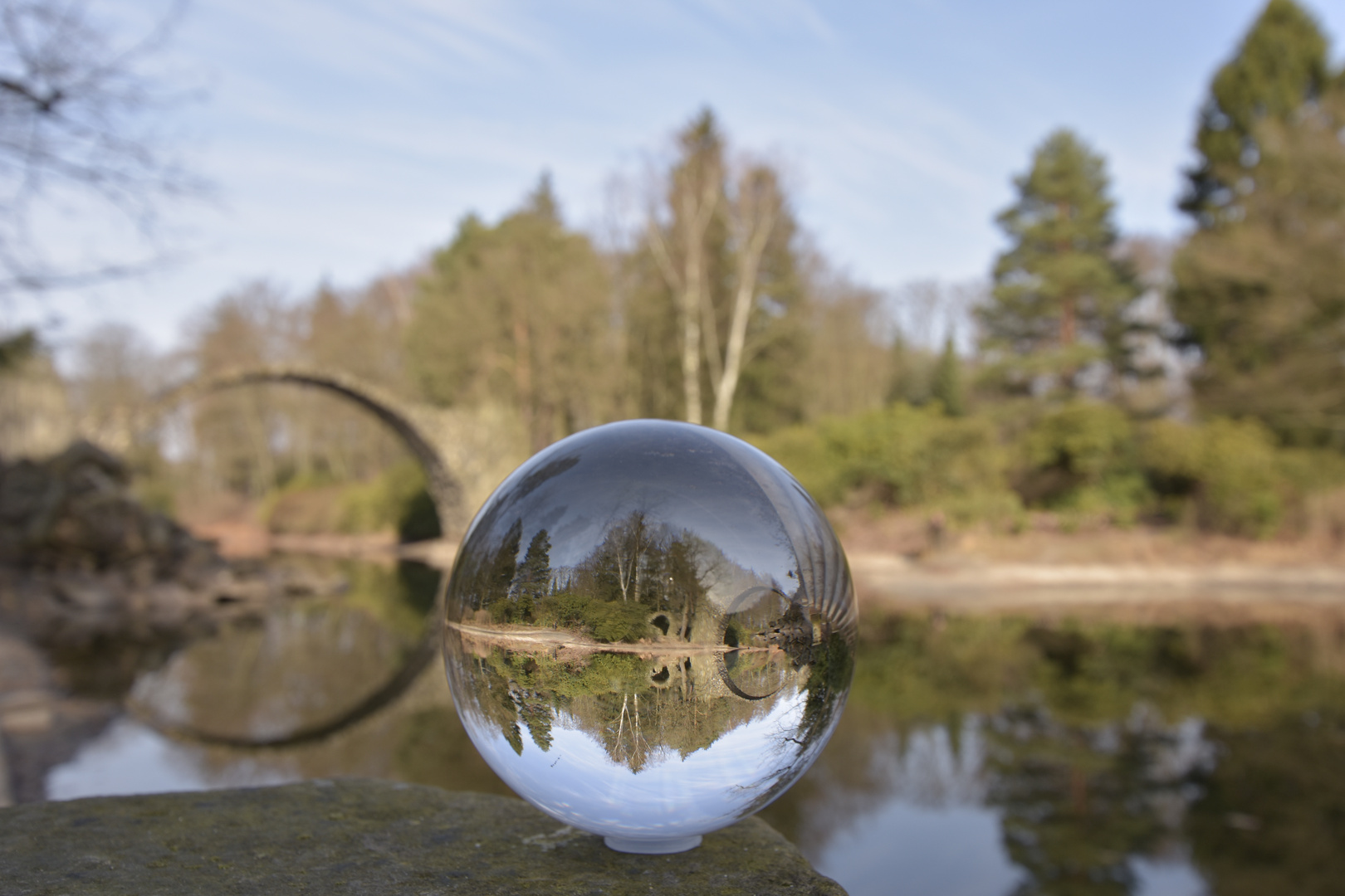 Rakotzbrücke in der Glaskugel