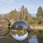 Rakotzbrücke in der Glaskugel