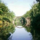 Rakotzbrücke in Kromlau/ Ostsachsen mit Spiegelung