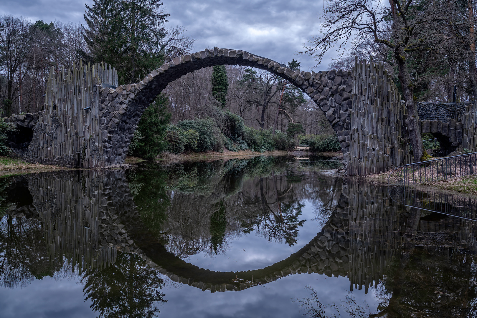 Rakotzbrücke nach Sonnenuntergang