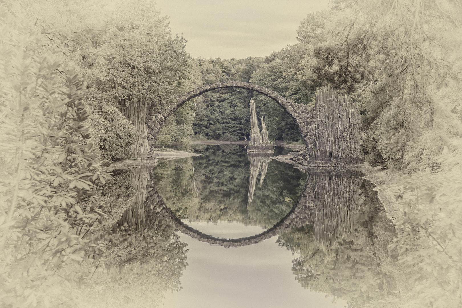 Rakotzbrücke - schwarz-weiss in Farbe