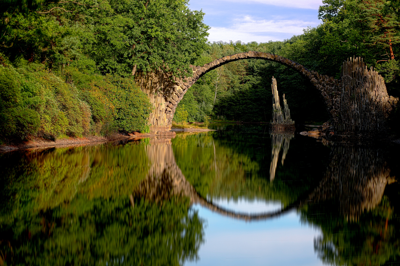 Rakotzbrücke und Rakotzsee im Rhododendronpark Kromlau