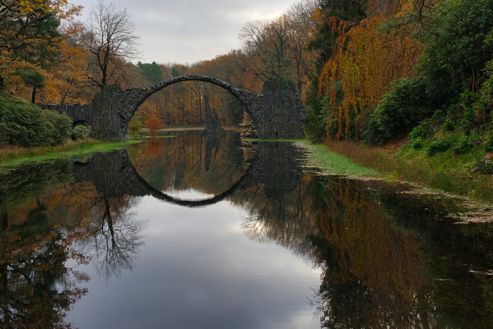 Rakotzsee mit Teufelsbrücke im Herbst