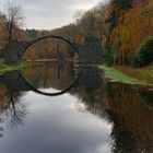 Rakotzsee mit Teufelsbrücke im Herbst