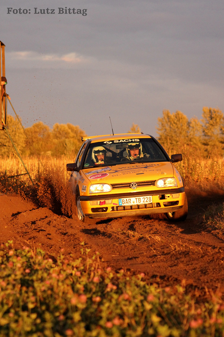 Rallyesport bei Abendsonne