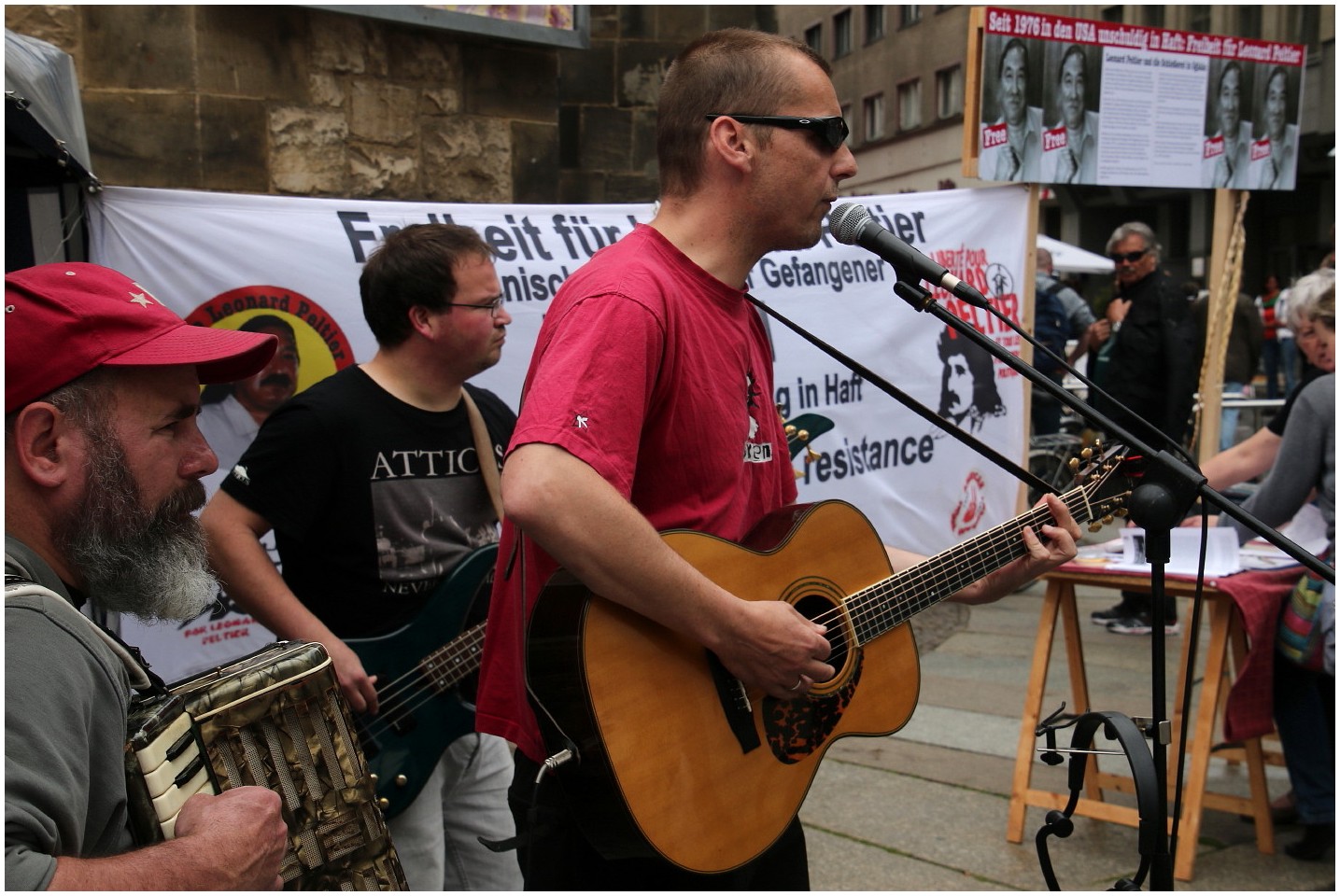 Ralph-Schüller-Trio spielt für Leonard Peltier