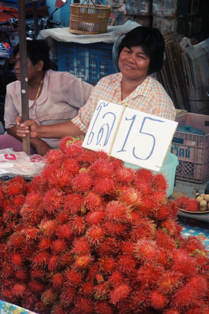 Rambutanverkäuferin in Chiang Mai  -  Thailand