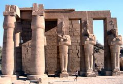 Ramesseum (4)– Eingang zum Hypostyl (Säulensaal)