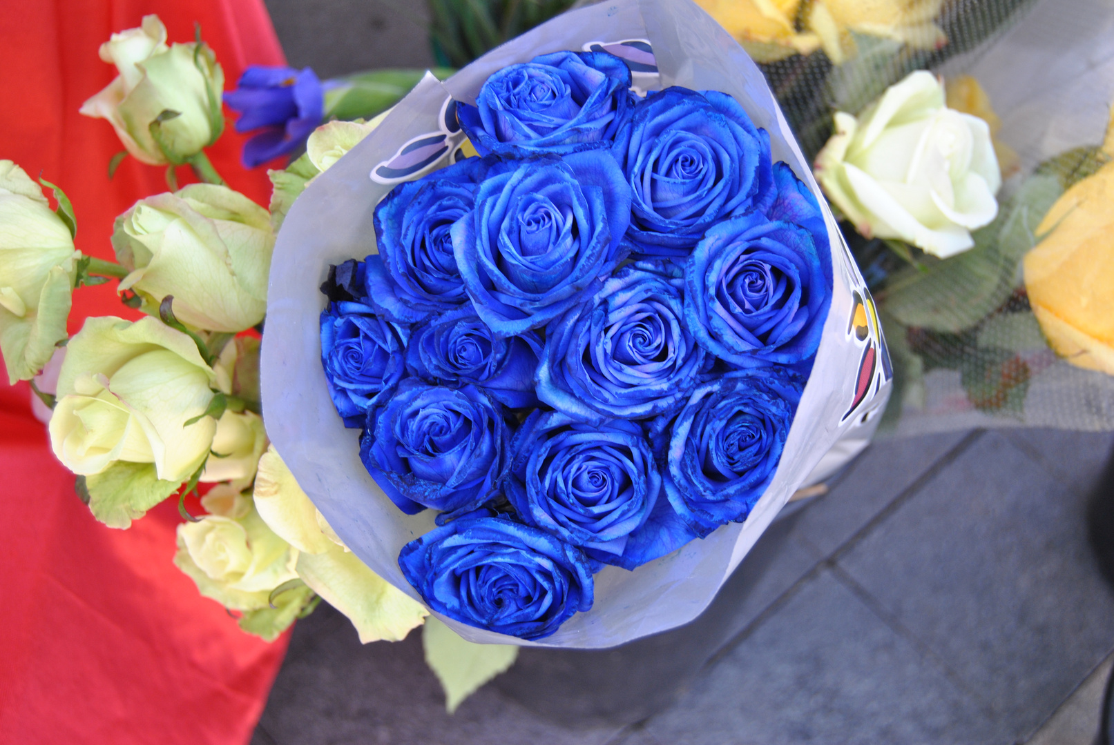 RAMO DE ROSAS AZULES