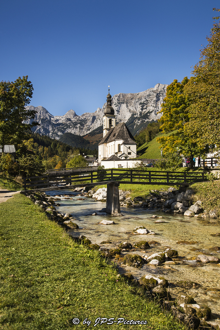 Ramsauer Ache mit Pfarrkirche St. Sebastian © by JPS-Pictures